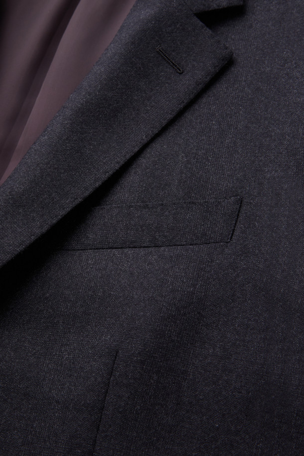 카벤디쉬 울 쉐도우체크 재킷 (Gray)은 남성 고객을 위한 클래식하고 포멀한 스타일의 자켓입니다. 울 소재로 제작되어 부드러운 드레이프성과 형태 안정성이 특징이며, 봄, 가을, 겨울 세 계절 모두 착용 가능합니다. 그레이 컬러의 글렌체크 패턴이 적용되어 세련된 느낌을 선사하며, 레귤러핏 싱글버튼 디자인으로 제작되었습니다. 오피스룩, 비즈니스 캐주얼, 모임룩 등 다양한 TPO에 활용하여 클래식, 미니멀, 시크한 스타일을 연출할 수 있습니다. 긴 소매 기장의 레귤러 기장 자켓입니다.
