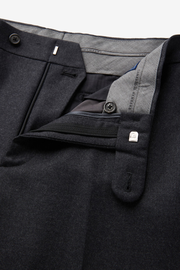 영국 JOHN CAVENDISH(존 카벤디시) 브랜드의 카벤디쉬 울 쉐도우체크 팬츠 (Gray)입니다. 가을과 겨울에 어울리는 포멀하고 클래식한 스타일의 남성 정장 바지입니다. 쉐도우 체크 패턴과 레귤러핏으로 제작되어 세련된 실루엣을 연출합니다. 울 소재 특유의 고급스러운 촉감과 드레이프성, 형태 안정성이 특징입니다. 오피스룩, 출근룩, 모임룩 등 다양한 TPO에 활용할 수 있는 미니멀한 디자인입니다.
