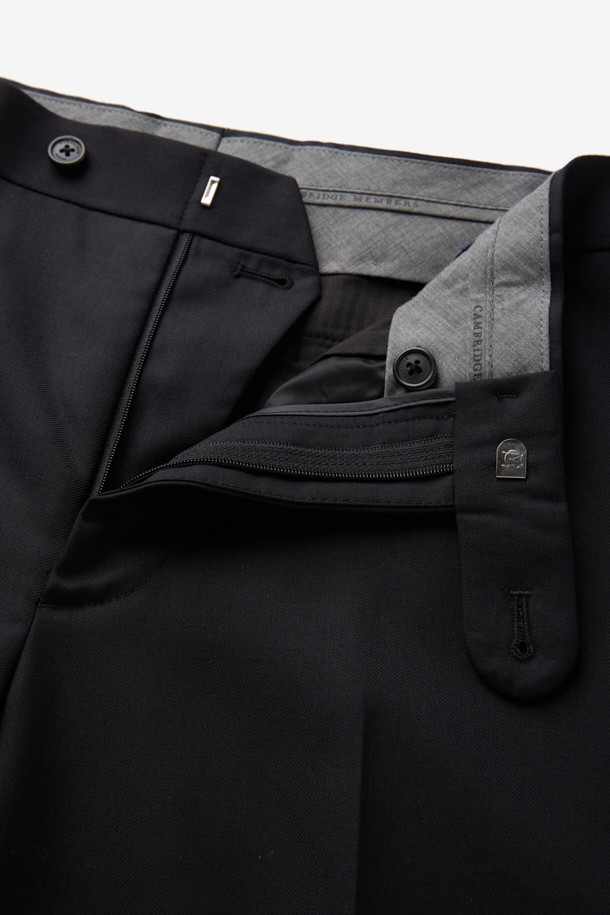 카벤디쉬 울 서지 솔리드 수트 팬츠 (Black)는 포멀 및 비즈니스 용도에 적합한 남성용 수트 팬츠입니다. 영국 브랜드의 제품으로, 사계절 착용 가능하며, 클래식하고 미니멀한 스타일을 연출합니다. 부드러운 촉감의 울 소재로 제작되어 드레이프성이 우수하며 안정적인 형태감을 유지합니다. 레귤러핏으로 제작되어 편안한 착용감을 제공하며, 오피스룩, 비즈니스 캐주얼, 출근룩 등 다양한 TPO에 활용 가능합니다. 블랙 컬러의 솔리드 디자인으로 어떤 상의와도 쉽게 매치할 수 있어 활용도가 높습니다.
