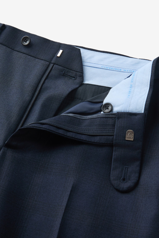 네이비 컬러의 국내 울 밀드 쉐도우체크 수트 팬츠입니다. 가을과 겨울에 어울리는 두꺼운 두께감의 울 소재로 제작되어 부드러운 촉감을 선사하며, 레귤러핏으로 편안한 착용감을 제공합니다. 클래식한 무드의 쉐도우체크 패턴이 돋보이며, 오피스룩, 출근룩, 모임룩 등 다양한 TPO에 활용 가능합니다. 미니멀하면서도 세련된 스타일을 연출하기에 좋은 아이템입니다.
