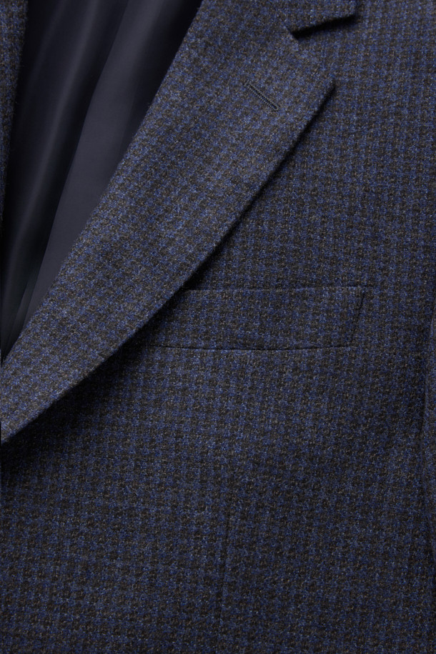 가을, 겨울 시즌에 어울리는 남성용 울 마이크로 체크 재킷입니다. 브라운, 네이비 두 가지 색상으로 출시되었으며, 클래식하고 포멀한 스타일을 연출하기 좋습니다. 싱글 버튼 디자인과 레귤러 핏으로 제작되어 편안한 착용감을 선사합니다. 톤다운된 컬러 조합과 마이크로 체크 패턴이 세련된 느낌을 더하며, 오피스룩, 비즈니스 캐주얼, 모임룩 등 다양한 TPO에 활용 가능합니다. 울 소재 특유의 두께감으로 따뜻함을 유지하며, 미니멀한 스타일을 선호하는 남성분들께 추천합니다.
