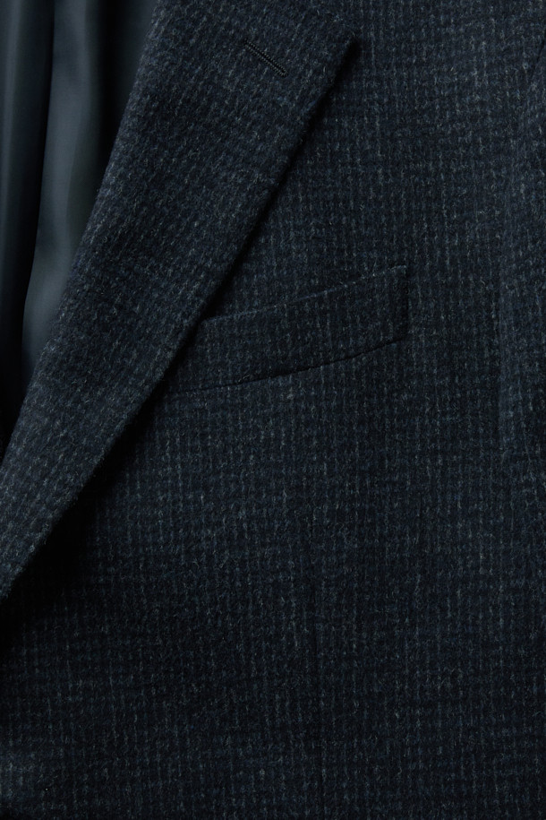 세련되고 차분한 분위기의 남성용 울 마이크로 솔리드 재킷입니다. 겨울철 보온성을 높여주는 두꺼운 두께감과 긴 소매 기장이 특징입니다. 일상, 출근룩, 비즈니스 캐주얼, 모임룩 등 다양한 TPO에 활용 가능하며, 클래식, 미니멀, 시크 스타일을 연출하기 좋습니다. 마이크로 패턴이 은은하게 돋보이는 네이비 컬러의 레귤러핏 싱글버튼 재킷으로, 당신의 겨울 스타일을 더욱 돋보이게 해줄 것입니다.
