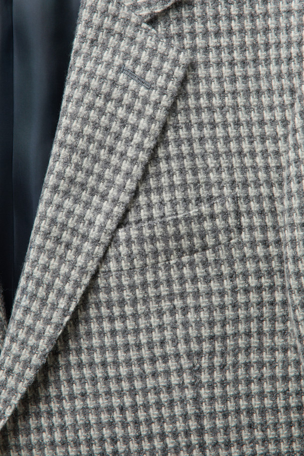 세련된 남성분들을 위한 울 혼방 하운드투스 재킷입니다. 클래식한 무드의 그레이 컬러, 레귤러 핏으로 제작되어 오피스룩, 비즈니스 캐주얼, 모임룩 등 다양한 TPO에 활용하기 좋습니다. 고급스러운 울과 알파카 혼방 소재로 제작되어 겨울철에도 따뜻하게 착용할 수 있으며, 두꺼운 두께감으로 보온성을 높였습니다. 톤온톤 하운드투스 패턴과 싱글 버튼 여밈 방식으로 미니멀하면서도 세련된 스타일을 연출합니다.
