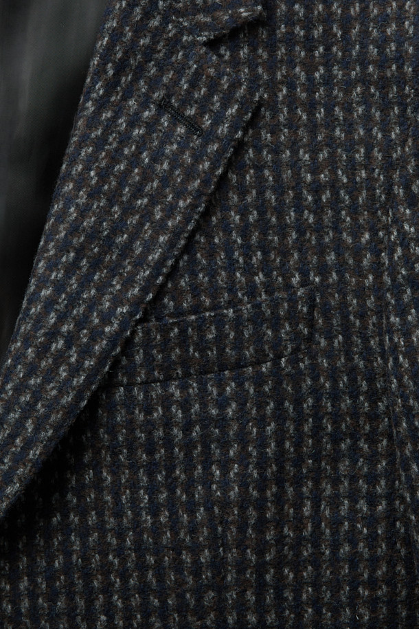 **울 혼방 하운드투스 자켓**은 가을과 겨울, 당신의 품격을 높여줄 클래식한 스타일의 아우터입니다. 그레이, 네이비, 브라운 세 가지 색상으로 만나볼 수 있으며, 울과 알파카 혼방 소재로 제작되어 두꺼운 두께감과 고급스러운 촉감을 선사합니다. 하운드투스 패턴이 돋보이는 레귤러핏의 싱글버튼 재킷으로, 오피스룩, 비즈니스 캐주얼, 모임룩 등 다양한 TPO에 활용 가능합니다. 미니멀하면서도 세련된 디자인으로 어떤 옷차림에도 잘 어울려 데일리 아이템으로 활용하기 좋습니다. 긴 소매 기장으로 따뜻함과 스타일을 동시에 잡아보세요.
