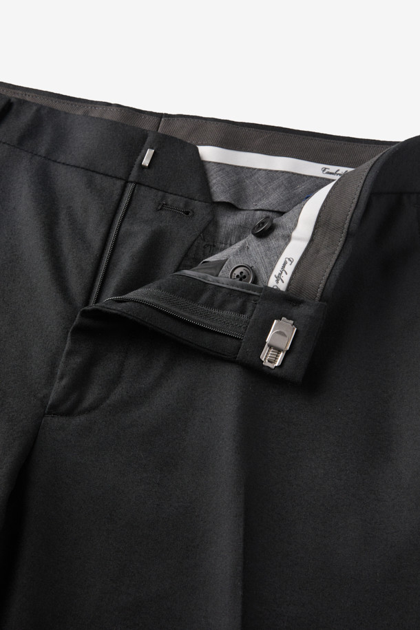 이태리 레다(REDA) 원단을 사용하여 고급스러움을 더한 레다 울 솔리드 슬랙스입니다. 남성용 슬림핏 슬랙스로, 가을과 겨울에 착용하기 좋은 두께감과 부드러운 촉감을 자랑합니다. 네이비 컬러의 무지 디자인으로 클래식하고 베이직한 스타일을 연출하며, 출근룩, 비즈니스 캐주얼, 모임룩 등 다양한 TPO에 활용 가능합니다. 스트레치 소재로 편안한 착용감을 제공하며, 은은한 광택감이 돋보이는 제품입니다. 슬림핏과 긴 기장으로 세련된 핏을 완성합니다.
