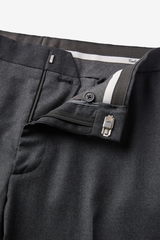 레다 울 솔리드 슬랙스는 남성분들을 위한 가을, 겨울용 슬림핏 슬랙스입니다. 고급스러운 울 소재로 제작되어 부드러운 촉감과 편안한 착용감을 선사합니다. 네이비 색상의 무지 디자인으로 클래식하고 베이직한 스타일을 연출하며, 오피스룩, 비즈니스 캐주얼, 모임룩 등 다양한 TPO에 활용 가능합니다. 스트레치 기능으로 활동성을 높였으며, 미니멀한 스타일을 즐기는 분들에게 적합합니다. 
