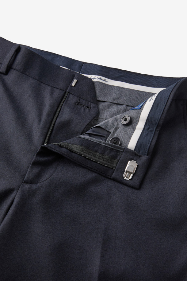 이태리 레다(REDA) 울 소재로 제작된 남성용 솔리드 슬랙스입니다. 가을, 겨울 시즌에 적합하며, 다크 그레이 컬러의 슬림핏 디자인으로 클래식하고 베이직한 스타일을 연출합니다. 은은한 광택과 스트레치 기능이 특징이며, 오피스룩, 비즈니스 캐주얼, 출근룩 등 다양한 TPO에 활용 가능합니다. 미니멀한 디자인으로 어떤 상의와도 매치하기 용이하여 활용도가 높습니다.
