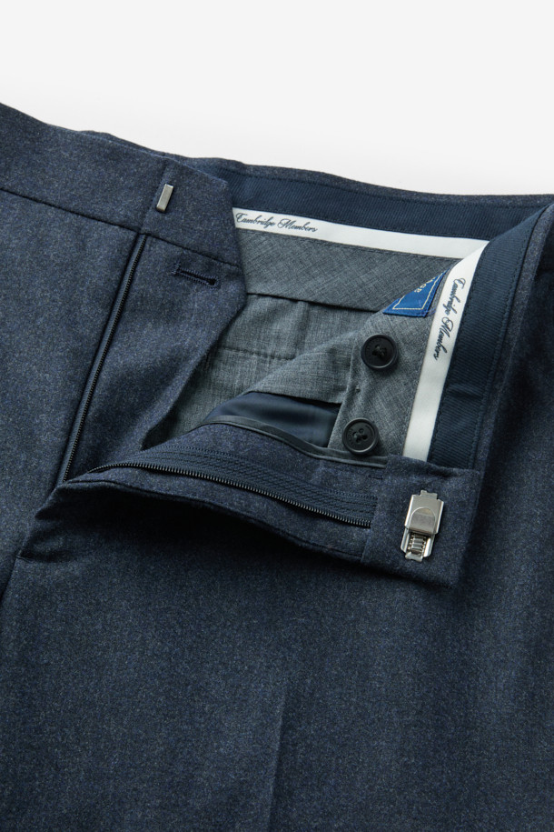 레다 울 솔리드 슬랙스는 가을, 겨울 시즌에 어울리는 남성용 슬림핏 슬랙스입니다. 부드러운 촉감의 울 소재로 제작되었으며, 은은한 광택과 스트레치 기능이 있어 편안한 착용감을 선사합니다. 미니멀하고 클래식한 디자인으로 오피스룩, 비즈니스 캐주얼, 모임룩 등 다양한 TPO에 활용 가능합니다. 네이비 컬러의 솔리드(무지) 패턴으로 어떤 상의와도 매치하기 용이하며, 시크한 스타일을 연출할 수 있습니다. 밴딩이 없어 깔끔한 핏을 유지하며, 긴 기장으로 제작되었습니다.
