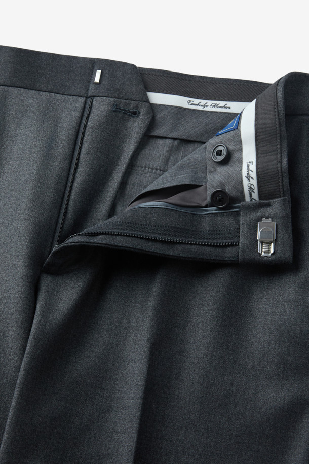 **국내 울캐시 본딩 슬랙스**

겨울 시즌을 위한 남성 슬림핏 슬랙스로, 울과 캐시미어 혼방 소재로 제작되어 부드러운 촉감과 뛰어난 보온성을 자랑합니다. 다크 네이비 컬러의 무지 디자인에 멜란지 톤이 은은한 멋을 더하며, 안감 본딩 처리로 한층 따뜻하게 착용할 수 있습니다. 출근룩, 오피스룩, 모임룩 등 다양한 TPO에 활용 가능한 베이직 스타일의 긴바지입니다. 클래식, 미니멀, 시크한 스타일을 연출하기에 적합하며, 두꺼운 두께감으로 겨울철에도 따뜻하게 입을 수 있습니다.
