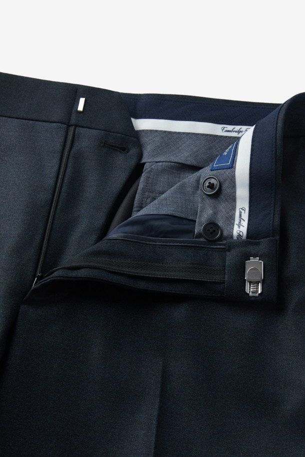 부드러운 울과 캐시미어 혼방 소재로 제작되어 겨울철에도 따뜻하게 착용 가능한 국내 울캐시 본딩 솔리드 슬랙스입니다. 다크 네이비 컬러의 무지 디자인으로, 출근룩, 오피스룩, 모임룩 등 다양한 TPO에 활용하기 좋습니다. 슬림핏으로 떨어지는 핏감과 보온성이 뛰어난 본딩 안감, 탄탄한 핏감을 제공하여 클래식, 미니멀, 시크 스타일을 연출하기에 적합합니다. 멜란지 톤으로 은은한 멋을 더해 줍니다. 
