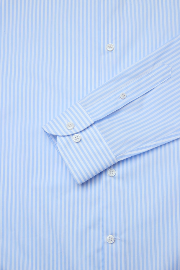 **스트라이프 와이드 칼라 드레스셔츠**는 남성용 드레스셔츠로, 블루와 화이트 컬러의 스트라이프 패턴이 특징입니다. 면 소재로 제작되어 부드러운 촉감을 선사하며, 레귤러핏과 얇은 두께로 편안하게 착용할 수 있습니다. 와이드 칼라 디자인이 돋보이며, 센터 풀 버튼, 칼라 심지 처리, 2버튼 소맷단, 롤업 기능 등 섬세한 디테일을 더했습니다. 일상 및 비즈니스룩에 모두 활용 가능하며, 오피스룩, 비즈니스 캐주얼, 출근룩 등 다양한 TPO에 적합합니다. 클래식하고 미니멀한 스타일을 추구하는 남성에게 제격입니다.
