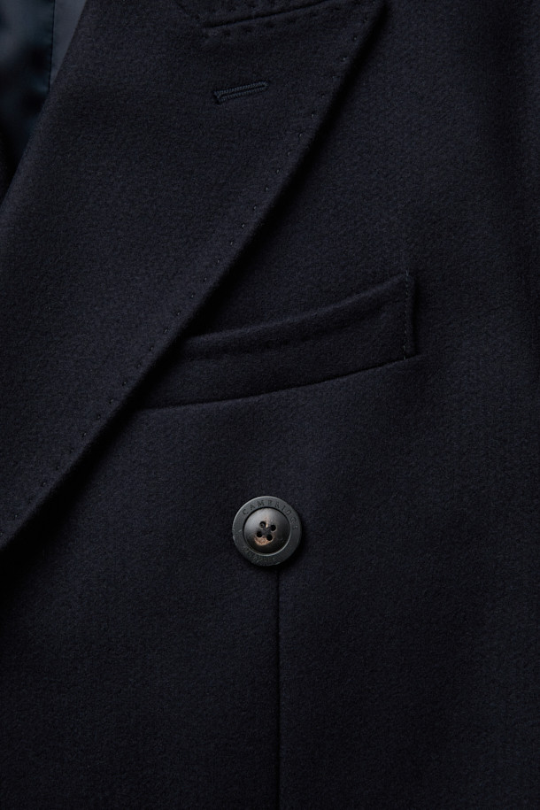 브래스키 울캐시 더블 폴로 코트는 남성 고객을 위해 디자인된, 클래식한 무드의 겨울, 가을용 아우터입니다. 블랙과 네이비 두 가지 색상으로 제공되며, 레귤러핏으로 제작되어 편안한 착용감을 선사합니다. 울과 캐시미어 혼방 소재로 부드러운 촉감과 두꺼운 두께감을 자랑하며, 더블 버튼 여밈 방식과 긴 소매, 커프스 디테일, 아웃포켓, 뒷중심 맞주름, 벤트 단추 트임 등의 특징을 갖추고 있습니다. 오피스룩, 비즈니스 캐주얼, 모임룩 등 다양한 TPO에 활용 가능하며, 미니멀하고 시크한 스타일을 연출하기 좋습니다.
