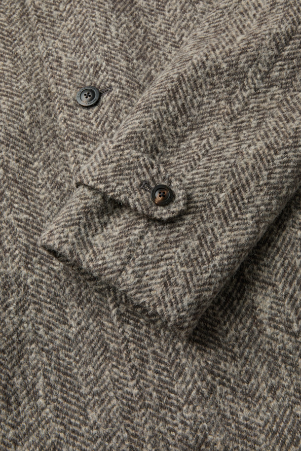 델피노 울알파카캐시 헤링본 발마칸 코트는 울, 알파카, 캐시미어의 고급 소재 혼방으로 제작되어 부드러운 촉감과 뛰어난 보온성을 자랑합니다. 클래식한 헤링본 패턴과 레귤러핏 디자인, 롱 기장으로 세련된 스타일을 연출하며, 가을/겨울 시즌 일상, 출근룩, 비즈니스 캐주얼, 모임룩 등 다양한 TPO에 활용 가능합니다. 레글런 소매 디테일과 싱글 버튼 여밈 방식으로 편안함과 활동성을 더했습니다. 시크하고 미니멀한 스타일을 선호하는 분들께 추천하는 발마칸 코트입니다.
