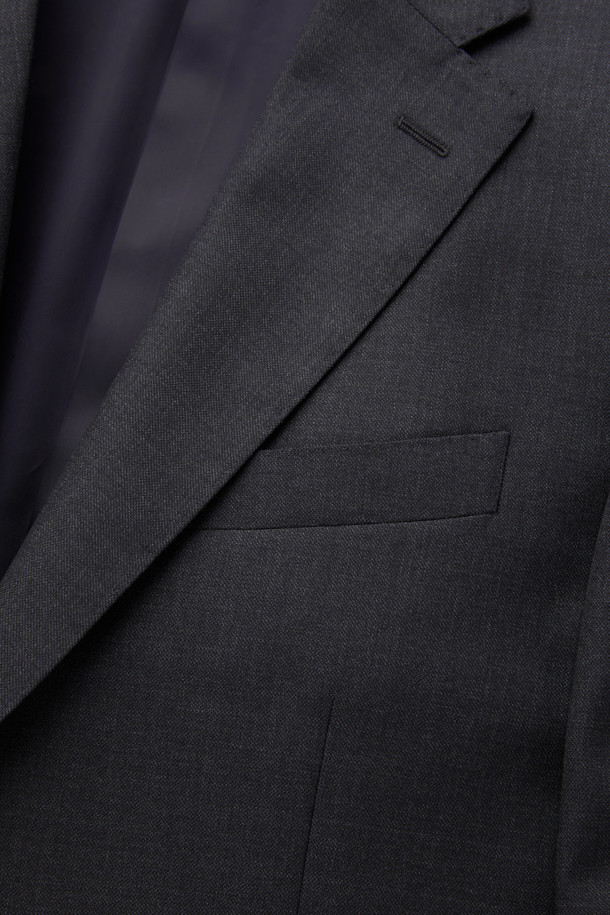 존 카벤디시 원단의 카벤디쉬 울 서지 솔리드 수트 재킷 (Gray)입니다. 윈저라인과 삭스킨 조직으로 제작되어 드레이프성과 형태 안정성이 우수하며, 슬림핏 디자인으로 모던한 스타일을 연출합니다. 고급스러운 울 (모) 소재로 제작되어 봄, 가을, 겨울 모두 착용 가능하며, 일상, 예복, 비즈니스 등 다양한 TPO에 활용할 수 있습니다. 무지(솔리드) 패턴에 싱글 버튼 여밈 방식으로 클래식하고 포멀한 분위기를 더합니다. 탄탄한 촉감과 긴 소매 기장으로 세련된 룩을 완성해보세요.
