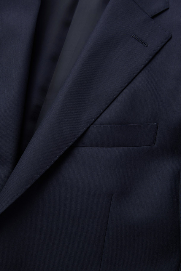 카벤디쉬 울 서지 자켓(Navy)은 남성 고객을 위한 포멀한 스타일의 정장 자켓입니다. 봄, 가을, 겨울 세 계절에 걸쳐 착용 가능하며, 예복 또는 비즈니스 용도로 적합합니다. 슬림핏 디자인에 싱글 버튼 여밈 방식, 레귤러 기장의 상의로 제작되었습니다. 고급스러운 울 소재와 드레이프성이 특징이며, 클래식하고 미니멀한 스타일을 연출합니다. 오피스룩, 비즈니스 캐주얼, 하객룩 등 다양한 TPO에 활용할 수 있습니다.
