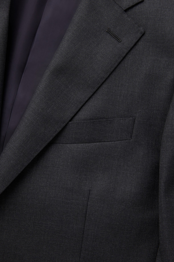 카벤디쉬 울 서지 솔리드 수트 재킷 (Gray)은 남성용 정장 수트 자켓입니다. 클래식하고 미니멀한 스타일로, 비즈니스 및 오피스룩에 적합하며, 사계절 착용 가능합니다. 슬림핏 디자인에 싱글 버튼 여밈 방식이며, 고급스러운 울 소재로 제작되어 드레이프성과 형태 안정성이 우수합니다. 윈저라인으로 세련된 핏을 연출하며, 긴 소매 기장을 갖춘 솔리드(무지) 패턴의 그레이 컬러 자켓입니다.
