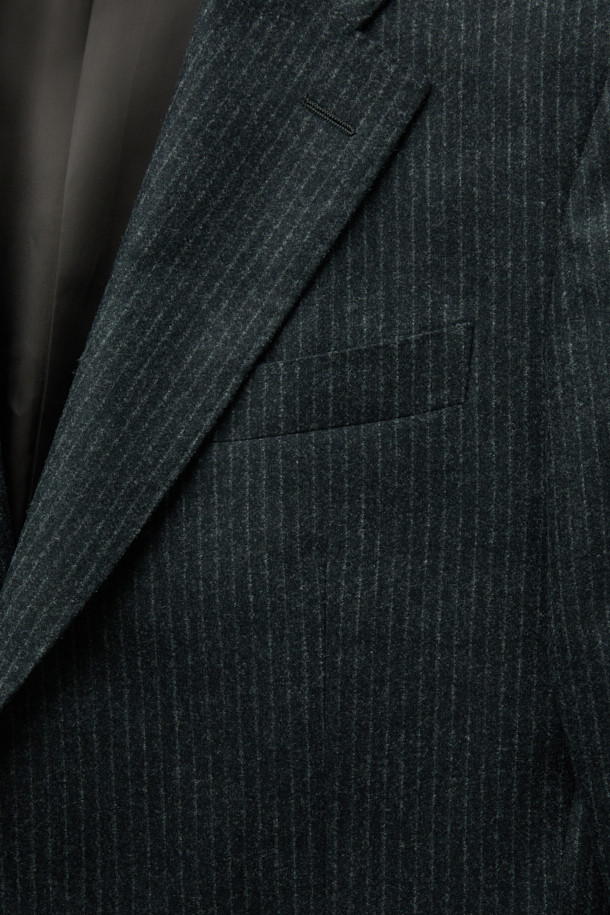 레다 울스트레치 밀드 스트라이프 수트 재킷 (Gray)은 남성용 수트 재킷으로, 포멀 및 비즈니스 스타일을 위한 완벽한 선택입니다. 겨울 시즌에 어울리는 두꺼운 두께감과 부드러운 촉감의 울, 폴리우레탄 혼방 소재로 제작되어 편안함과 보온성을 제공합니다. 클래식하고 미니멀한 디자인에 스트라이프 패턴이 들어가 세련된 분위기를 더하며, 라펠 폭 8.5cm, 싱글 버튼 여밈 방식으로 세련된 핏을 연출합니다. 도버라인 코트 타입에 레귤러핏으로 제작되었으며, 스트레치 기능이 있어 활동성을 보장합니다. 오피스룩, 비즈니스 캐주얼, 출근룩 등 다양한 TPO에 활용 가능합니다.
