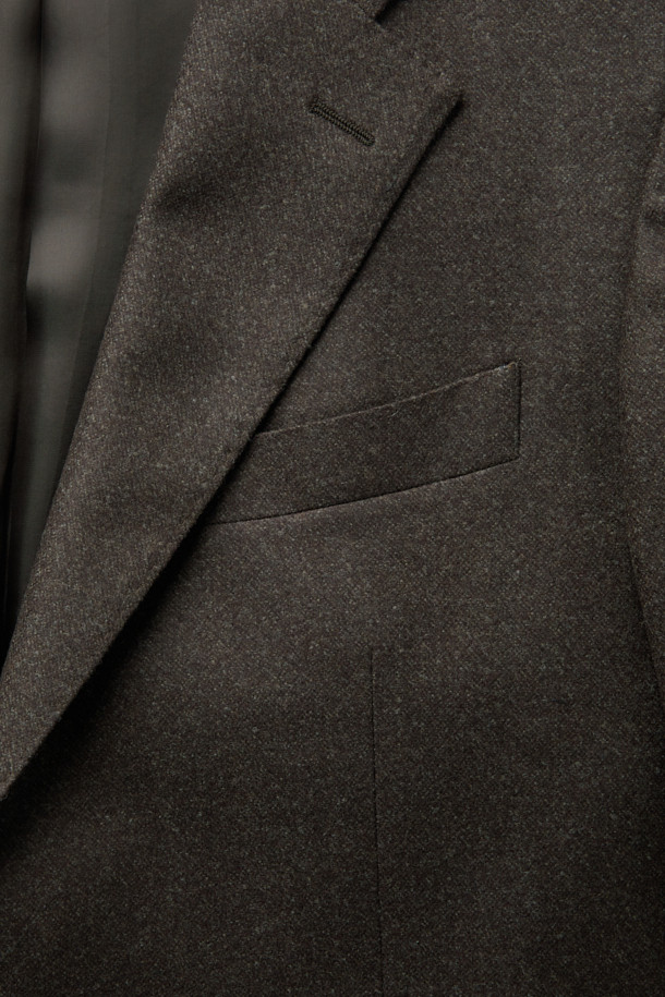 델피노 울 멜란지 솔리드 수트 재킷 (Brown)은 남성용 수트 재킷으로, 겨울철 포멀한 스타일을 완성하는 데 적합합니다. 델피노 울 100% 소재로 제작되어 고급스러운 착용감을 선사하며, 밀드 가공을 통해 부드러운 촉감을 더했습니다. 클래식한 무드의 레귤러핏 싱글버튼 디자인이며, 브라운 컬러의 솔리드 패턴으로 다양한 스타일 연출이 용이합니다. 오피스룩, 비즈니스 캐주얼, 모임룩 등 TPO에 맞춰 활용 가능하며, 미니멀하고 세련된 스타일을 선호하는 남성에게 추천합니다. 도버라인 디테일이 돋보이는 긴소매 재킷입니다.
