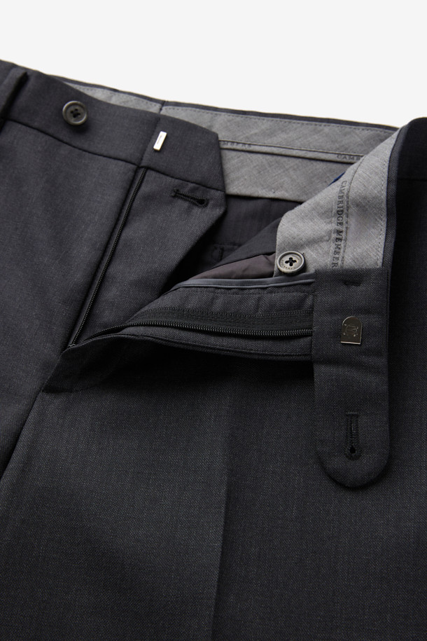 카벤디쉬 울 서지 솔리드 수트 팬츠 (Gray)는 남성 정장을 위한 클래식하고 포멀한 스타일의 슬림핏 바지입니다. 고급 울 소재로 제작되어 부드러운 촉감과 뛰어난 드레이프성, 형태 안정성을 제공합니다. 사계절 착용 가능하며, 오피스룩, 비즈니스 캐주얼, 모임룩 등 다양한 TPO에 적합합니다. 그레이 컬러의 무지 디자인으로 미니멀한 매력을 더하며, 어떤 상의와도 쉽게 매치할 수 있습니다. 슬림핏으로 제작되어 세련된 실루엣을 연출합니다.
