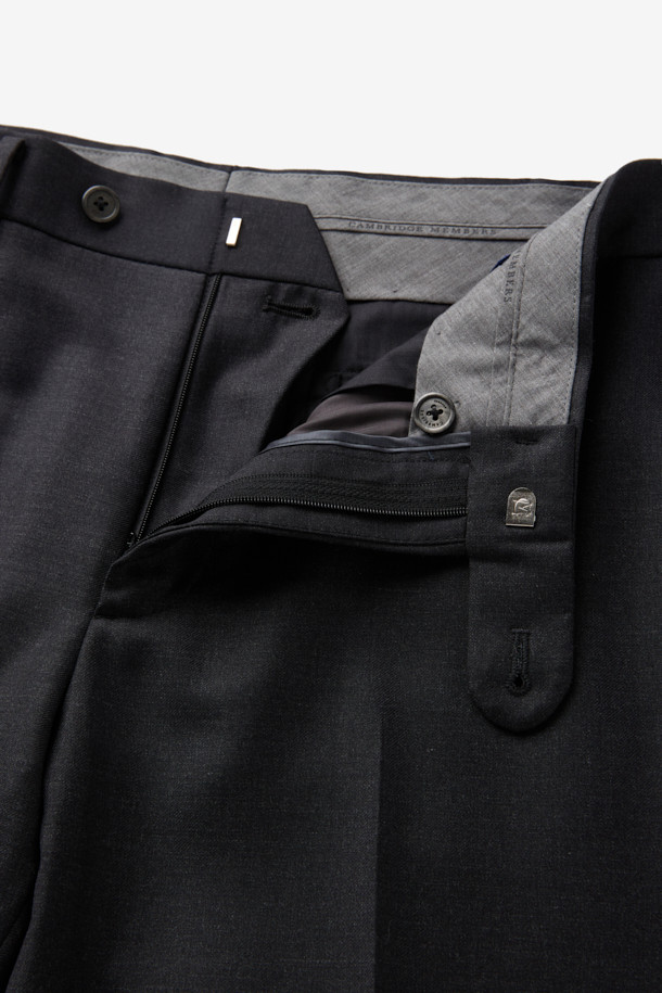 카벤디쉬 울캐시 서지 솔리드 수트 팬츠 (Dark Gray)는 남성 고객을 위한 정장 바지로, 클래식하고 미니멀한 스타일을 연출합니다. 다크 그레이 컬러의 슬림핏 디자인으로, 사계절 내내 착용하기 좋습니다. 울과 캐시미어 혼방 소재로 제작되어 부드러운 촉감과 고급스러운 광택감을 선사하며, 오피스룩, 비즈니스 캐주얼, 출근룩 등 다양한 TPO에 활용할 수 있습니다.
