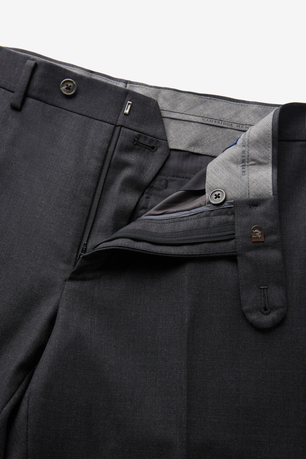 카벤디쉬 울 서지 솔리드 수트 팬츠 (Gray)는 클래식하고 미니멀한 스타일을 추구하는 남성을 위한 포멀한 정장 바지입니다. 사계절 착용 가능하며, 오피스룩, 비즈니스 캐주얼, 모임룩 등 다양한 TPO에 적합합니다. 고급 울 소재로 제작되어 드레이프성과 형태 안정성이 뛰어나며, 슬림핏 디자인으로 세련된 핏을 연출합니다. 그레이 컬러의 무지 솔리드 패턴으로 어떤 상의와도 매치하기 용이합니다. 밴딩이 없는 디자인으로 깔끔하고 포멀한 분위기를 더합니다.
