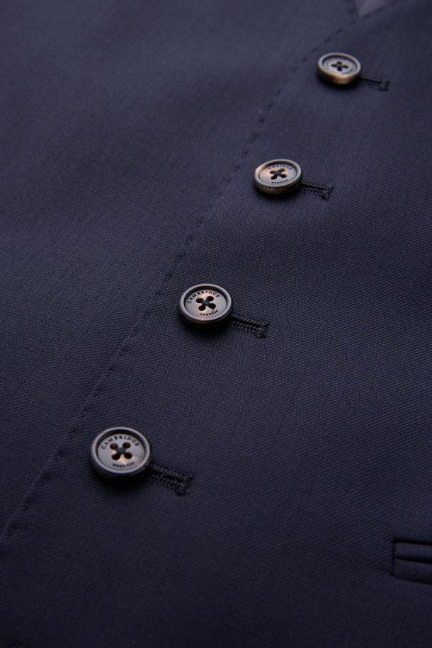 카벤디쉬 울 서지 솔리드 베스트 (Navy)는 남성 정장을 위한 모던하고 미니멀한 디자인의 포멀 베스트입니다. 사계절 착용 가능하며, 슬림핏 V넥으로 제작되어 세련된 실루엣을 연출합니다. 부드러운 촉감의 울 소재와 큐프라 안감, 싱글 버튼 여밈 방식이 특징이며, 뒷면 버클 장식으로 핏 조절이 가능합니다. 오피스룩, 비즈니스 캐주얼, 모임룩 등 다양한 TPO에 클래식, 미니멀, 시크 스타일로 활용하기 좋습니다.
