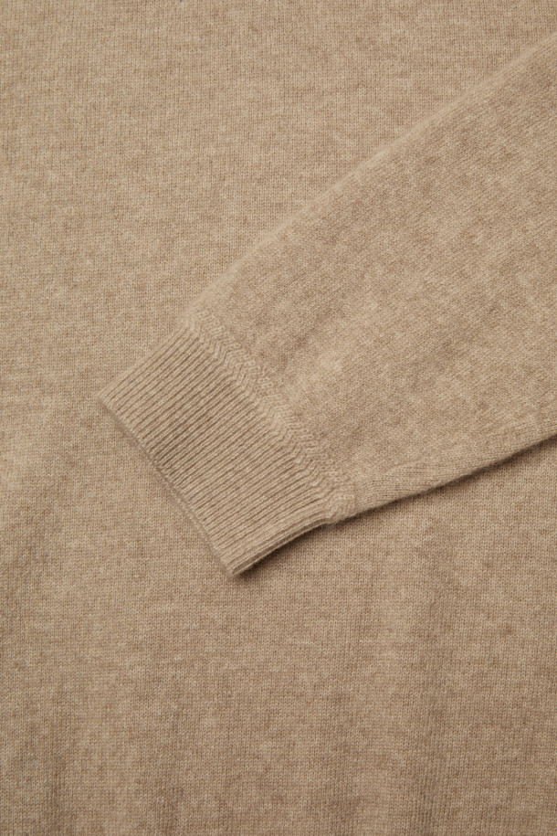 [아놀] 마일드 캐시미어100 카라넥 니트는 부드러운 촉감의 캐시미어 100% 소재로 제작되어 가을, 겨울 시즌에 따뜻하게 착용할 수 있습니다. 베이직하고 클래식한 스타일의 레귤러핏 니트로, 출근룩, 비즈니스 캐주얼, 모임룩 등 다양한 TPO에 활용 가능합니다. 차이나칼라 디자인과 긴 소매, 두꺼운 두께감으로 보온성을 높였으며, 버튼 디테일과 리브 마감으로 완성도를 더했습니다. 미니멀한 디자인으로 어떤 스타일에도 쉽게 매치하여 클래식한 무드를 연출할 수 있습니다.
