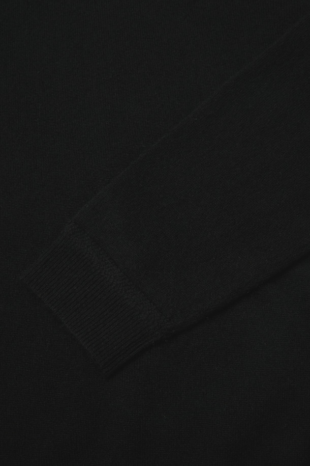 [아놀] 마일드 캐시미어100 카라넥 니트는 부드러운 촉감의 캐시미어 100% 소재로 제작되어 가을, 겨울 시즌에 따뜻하게 착용하기 좋습니다. 차이나칼라 디자인과 레귤러핏으로 베이직하면서도 클래식한 스타일을 연출하며, 출근룩, 비즈니스 캐주얼, 모임룩 등 다양한 TPO에 활용 가능합니다. 긴 소매 기장의 무지 디자인에 버튼 디테일과 리브 마감으로 포인트를 더했습니다. 미니멀하면서도 고급스러운 분위기를 선호하는 고객에게 적합한 아이템입니다.
