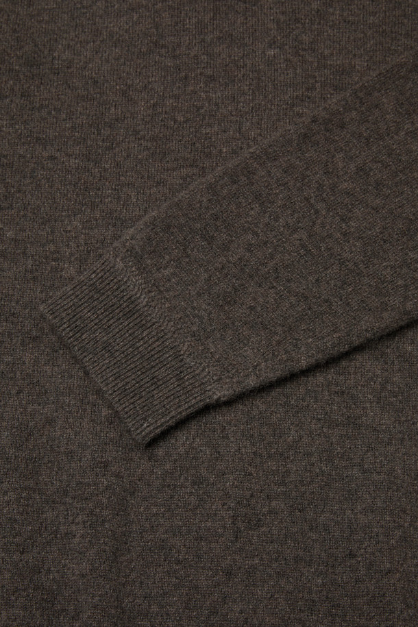 [아놀] 마일드 캐시미어100 카라넥 니트는 부드러운 촉감의 캐시미어 100% 소재로 제작되어 가을과 겨울에 따뜻하게 착용하기 좋은 상의입니다. 레귤러핏으로 제작되었으며, 차이나칼라 디자인과 버튼 디테일이 특징입니다. 브라운 컬러의 무지 디자인으로 베이직하면서도 클래식한 스타일을 연출합니다. 출근룩 또는 모임룩으로, 미니멀하고 클래식한 분위기를 더해줍니다. 긴 소매 기장의 레귤러 기장 니트입니다.
