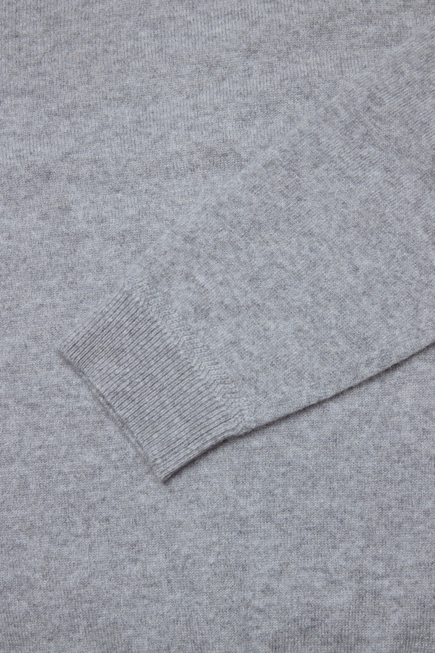 [아놀] 마일드 캐시미어 100 카라넥 니트는 부드러운 촉감과 뛰어난 보온성을 자랑하는 캐시미어 100% 소재의 니트입니다. 가을과 겨울에 어울리는 두꺼운 두께감으로, 베이직하고 미니멀한 스타일을 연출합니다. 레귤러핏으로 제작되었으며, 카라넥 디자인과 버튼 디테일이 특징입니다. 출근룩, 모임룩, 데이트룩 등 다양한 TPO에 활용 가능하며, 클래식, 미니멀, 캐주얼 스타일을 즐기는 분들께 추천합니다. 색상은 세련된 그레이 컬러로, 어떤 옷에도 쉽게 매치할 수 있습니다.
