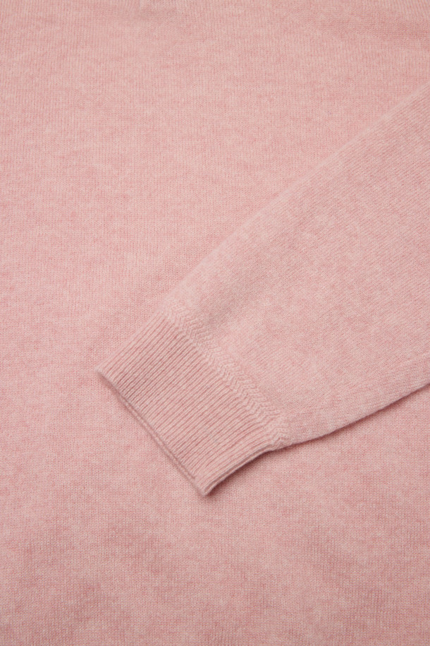 [아놀] 마일드 캐시미어100 카라넥 니트는 부드러운 촉감과 따뜻함을 선사하는 캐시미어 100% 소재의 니트입니다. 베이직하고 클래식한 스타일로, 데이트룩, 출근룩, 모임룩 등 다양한 TPO에 활용하기 좋습니다. 레귤러 핏에 긴 소매 기장으로 제작되었으며, 카라넥 디자인과 쓰리 버튼 디테일이 특징입니다. 핑크 컬러의 무지 패턴으로 미니멀하고 세련된 분위기를 연출합니다. 가을, 겨울 시즌에 어울리는 두꺼운 두께감과 리브 마감으로 완성도를 높였습니다.
