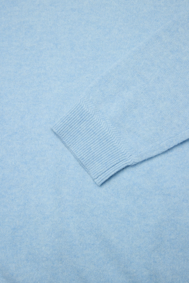 [아놀] 마일드 캐시미어100 카라넥 니트는 부드러운 촉감의 캐시미어 100% 소재로 제작되어 가을, 겨울 시즌에 따뜻하게 착용할 수 있습니다. 베이직하고 클래식한 스타일의 레귤러핏 니트로, 출근룩, 비즈니스 캐주얼, 모임룩 등 다양한 TPO에 활용하기 좋습니다. 하늘색 컬러의 무지 디자인에 쓰리버튼과 리브 마감 디테일이 더해져 고급스러움을 더합니다. 긴 소매 기장과 두꺼운 두께감으로 포근함을 선사하며, 미니멀한 스타일을 선호하는 분들께 추천합니다. 카라넥 디자인으로 세련된 분위기를 연출할 수 있습니다.
