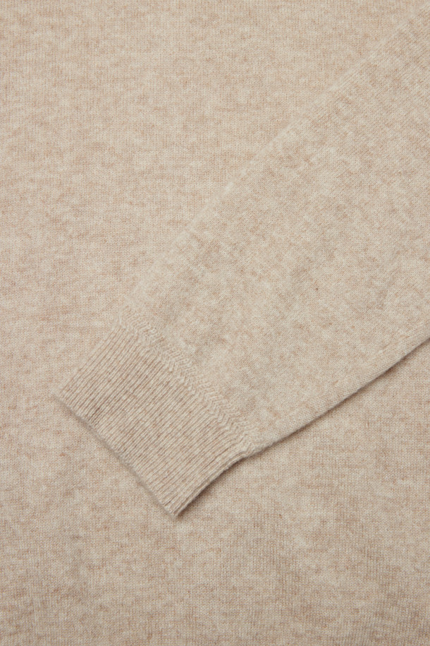 [아놀] 마일드 캐시미어100 하프터틀 니트는 부드러운 촉감의 캐시미어 100% 소재로 제작되어 가을과 겨울, 포근하고 따뜻하게 착용할 수 있습니다. 베이직하고 미니멀한 디자인에 레귤러핏으로 제작되었으며, 하프넥 라인과 긴 소매 기장이 특징입니다. 두꺼운 두께감으로 보온성을 높였으며, 리브 마감 디테일로 깔끔한 실루엣을 연출합니다. 베이지, 멜란지 두 가지 색상으로 출시되어 출근룩, 모임룩 등 다양한 TPO에 클래식, 미니멀, 캐주얼 스타일로 활용하기 좋습니다.
