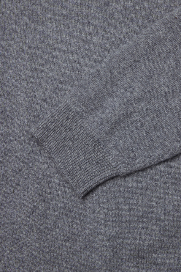 [아놀] 마일드 캐시미어100 하프터틀 니트는 부드러운 촉감의 캐시미어 100% 소재로 제작되어 가을과 겨울에 따뜻하게 착용하기 좋습니다. 베이직하고 미니멀한 디자인으로, 다양한 스타일 연출이 용이하며, 출근룩과 데이트룩에 모두 잘 어울립니다. 레귤러핏에 하프넥 디자인으로 목을 따뜻하게 감싸주며, 긴 소매와 두꺼운 두께감으로 보온성을 높였습니다. 리브(rib) 마감 처리로 깔끔한 실루엣을 완성했습니다. 그레이와 멜란지 두 가지 색상으로 제공됩니다.
