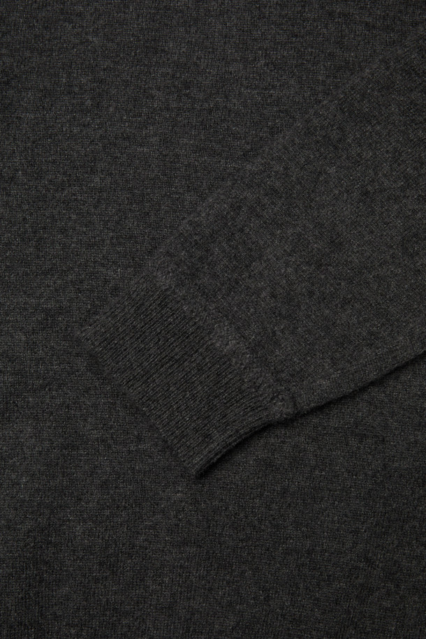 [아놀] 마일드 캐시미어100 크루넥 니트는 부드러운 촉감과 따뜻함을 선사하는 두꺼운 두께의 니트입니다. 캐시미어 100% 소재로 제작되어 고급스러운 착용감을 느낄 수 있으며, 베이직하고 미니멀한 스타일로 출근룩을 포함한 다양한 일상에 잘 어울립니다. 레귤러 핏에 긴소매, 크루넥 디자인으로 제작되었으며, 차콜그레이 컬러의 무지 패턴으로 어떤 하의와도 매치하기 용이합니다. 밑단은 리브 마감 처리하여 늘어짐 없이 깔끔하게 착용 가능합니다. 가을, 겨울 시즌에 따뜻하고 세련된 스타일을 연출해보세요.
