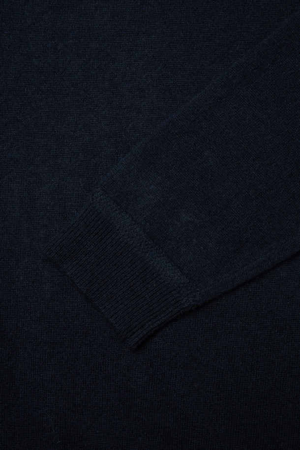 [아놀] 마일드 캐시미어100 크루넥 니트는 부드러운 촉감의 캐시미어 100% 소재로 제작되어 가을과 겨울에 따뜻하게 착용할 수 있습니다. 베이직하고 미니멀한 스타일의 네이비 컬러 무지 니트로, 레귤러 핏과 긴 소매 기장, 크루넥 디자인이 특징입니다. 출근룩과 모임룩 모두에 잘 어울리며, 클래식, 미니멀, 캐주얼 등 다양한 스타일을 연출할 수 있습니다. 두꺼운 두께감으로 보온성을 높였으며, 리브(Rib) 마감으로 깔끔한 실루엣을 완성했습니다.
