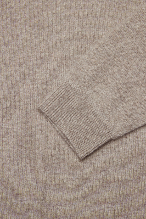 [아놀] 마일드 캐시미어100 터틀넥 니트는 부드러운 촉감의 캐시미어 100% 소재로 제작되어 가을과 겨울에 따뜻하게 착용할 수 있습니다. 베이직하고 미니멀한 스타일로, 레귤러 핏과 긴소매 디자인이 특징이며, 어떤 스타일에도 잘 어울립니다. 출근룩과 모임룩 모두 소화 가능한 활용도 높은 아이템으로, 리브 마감으로 깔끔하게 마무리되었습니다. 터틀넥 디자인으로 포근함을 더하여 클래식, 미니멀, 캐주얼 등 다양한 스타일 연출에 용이합니다.
