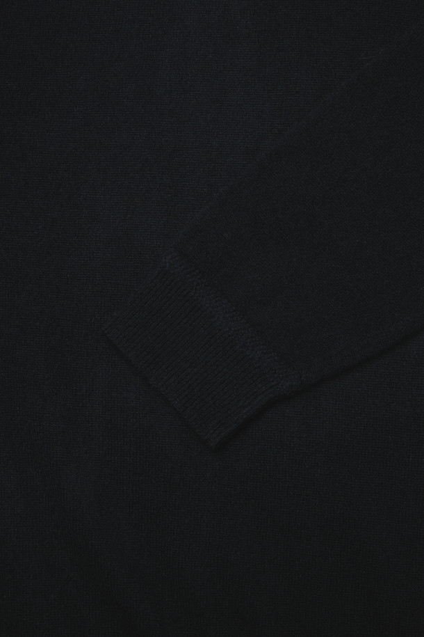 [아놀] 마일드 캐시미어100 터틀넥 니트는 부드러운 촉감의 캐시미어 100% 소재로 제작되어 가을과 겨울에 따뜻하게 착용하기 좋습니다. 베이직하고 미니멀한 디자인으로, 다양한 스타일 연출이 용이하며 출근룩, 모임룩 등 TPO에 맞춰 활용할 수 있습니다. 레귤러 핏에 긴소매, 높은 터틀넥 디자인으로 세련된 느낌을 더하며, 끝단 리브 마감으로 깔끔함을 더했습니다. 접거나 주름지게 연출하여 개성 있는 스타일을 완성할 수 있습니다. 블랙 색상의 무지 디자인으로 어떤 옷에도 쉽게 매치할 수 있습니다.
