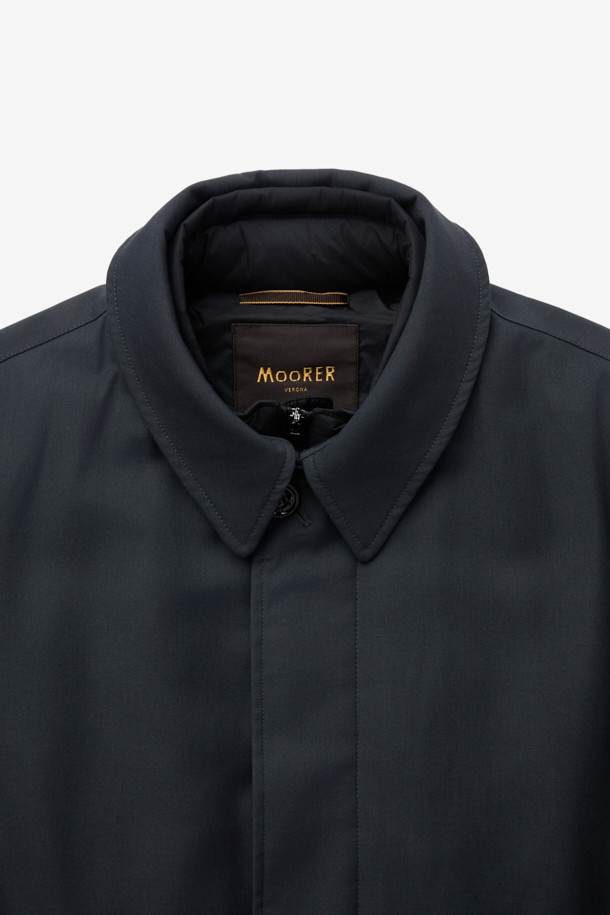 무레르(MOORER) 엘슨 3웨이 트렌치코트 다운은 남성용 아우터로, 클래식한 디자인과 뛰어난 보온성을 자랑합니다. 봄, 가을, 겨울 세 계절 모두 착용 가능하며, 일상 및 출근룩, 비즈니스 캐주얼, 모임룩 등 다양한 TPO에 활용할 수 있습니다. 롱 기장에 레귤러 핏으로 제작되었으며, 무지 패턴의 블랙 컬러로 시크하고 미니멀한 스타일을 연출합니다. 3웨이 디자인으로 분리형 이너와 다운 충전재를 사용하여 보온성을 극대화했으며, 버튼 여밈 방식과 긴 소매 기장으로 세련된 마무리를 더했습니다.
