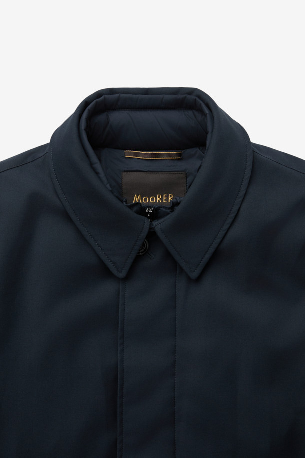 무레(MOORER) 엘슨 3웨이 트렌치코트 다운 네이비는 가을과 겨울, 출근룩과 비즈니스 캐주얼에 적합한 남성용 아우터입니다. 클래식하고 미니멀한 스타일의 이 트렌치코트는 레귤러 핏에 레귤러 기장으로, 무지 패턴의 네이비 컬러가 특징입니다. 버튼 여밈 방식과 긴 소매 디자인에, 탈부착 가능한 이너와 구스다운 충전재를 사용하여 보온성과 경량성을 동시에 갖췄습니다. 3웨이 디자인으로 다양한 스타일 연출이 가능하며, 일상에서 폭넓게 활용할 수 있습니다. 나일론 소재로 제작되어 튼튼하며, 세련된 디자인으로 완성도를 높였습니다.
