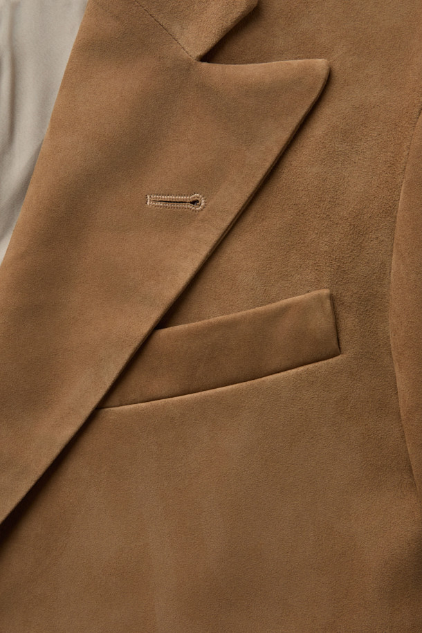 EMMETI(엠메티) 스웨이드 더블 브레스티드 재킷은 가을, 겨울 시즌 당신의 스타일을 완성해 줄 클래식한 아우터입니다. 부드러운 스웨이드 소재와 레귤러핏으로 편안한 착용감을 선사하며, 브라운과 카멜 두 가지 컬러로 출시되어 다양한 룩에 매치하기 좋습니다. 일상, 출근룩, 모임룩, 비즈니스 캐주얼 등 TPO에 구애받지 않고, 미니멀, 시크한 스타일을 연출할 수 있습니다. 더블 버튼 여밈과 패치 포켓 디테일이 돋보이는 디자인으로, 고급스러운 분위기를 더합니다.
