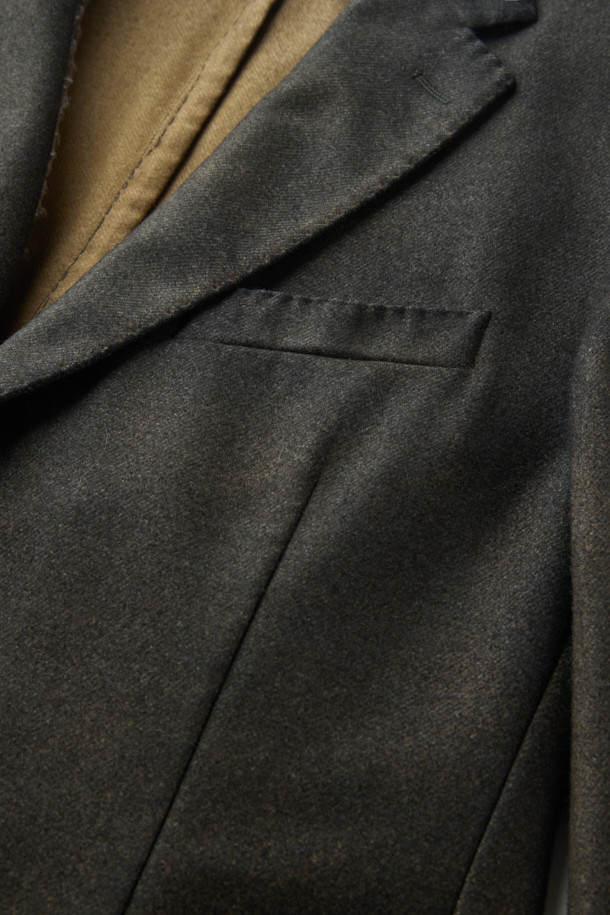 SANTANIELLO(산타니엘로) 핸드 스프레이 다잉 자켓은 남성용 자켓으로, 캐주얼한 스타일을 추구하는 분들께 적합합니다. 봄, 가을 시즌에 어울리는 얇은 두께감과 레귤러 핏으로 편안한 착용감을 선사합니다. 그레이, 브라운 컬러의 무지 디자인에 스프레이 다잉 처리로 은은한 멋을 더했으며, 테일러드 코트 타입의 싱글 버튼 여밈 방식으로 클래식한 분위기를 연출합니다. 비즈니스 캐주얼 및 출근룩으로, 또는 미니멀한 스타일을 선호하는 분들께 추천합니다.
