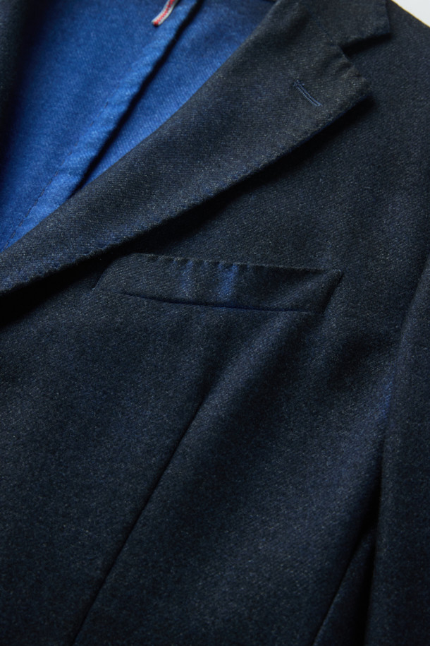 SANTANIELLO(산타니엘로) 핸드 스프레이 다잉 자켓은 남성용 자켓입니다. 블랙과 블루 두 가지 색상으로 출시되었으며, 캐주얼한 스타일을 연출하기 좋습니다. 봄, 가을에 착용하기 적합하며, 출근룩이나 비즈니스 캐주얼에도 활용 가능합니다. 레귤러 핏의 테일러드 코트 타입으로, 싱글 버튼 여밈 방식과 긴 소매 기장이 특징입니다. 스프레이 다잉 처리로 독특한 매력을 더했습니다.
