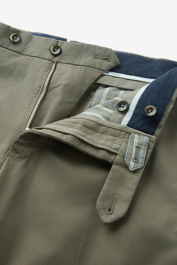 PT 토리노(PT TORINO) 4시즌 코튼 치노 팬츠는 남성용 바지로, 베이지와 카키 두 가지 색상으로 출시되었습니다. 봄, 여름, 가을, 겨울 사계절 모두 착용 가능하며, 일상 및 출근룩, 비즈니스 캐주얼에 적합합니다. 슬림핏으로 제작되었으며, 면 소재를 사용하여 편안한 착용감을 제공합니다. 가랑이 부분 덧댐 안감과 수선 여유분 설계, 뛰어난 신축성으로 활동성을 높였습니다. 베이직, 캐주얼, 클래식, 미니멀 스타일을 즐기는 남성에게 적합한 아이템입니다.
