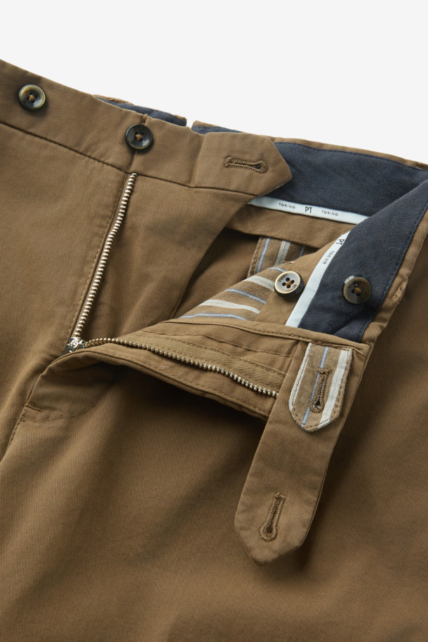 PT 토리노(PT TORINO) 4시즌 코튼 치노 팬츠는 남성을 위한 슬림핏 치노 팬츠입니다. 베이지와 브라운 두 가지 색상으로 제공되며, 봄, 여름, 가을, 겨울 사계절 모두 착용 가능합니다. 면 소재로 제작되어 편안한 착용감을 선사하며, 가랑이 부분 덧댐 처리로 훼손을 방지합니다. 출근룩과 비즈니스 캐주얼은 물론, 클래식, 미니멀, 캐주얼 스타일 모두 소화 가능한 활용도 높은 아이템입니다. 신축성이 우수하여 활동성을 높였으며, 수선 여유분까지 고려한 디자인으로 제작되었습니다.
