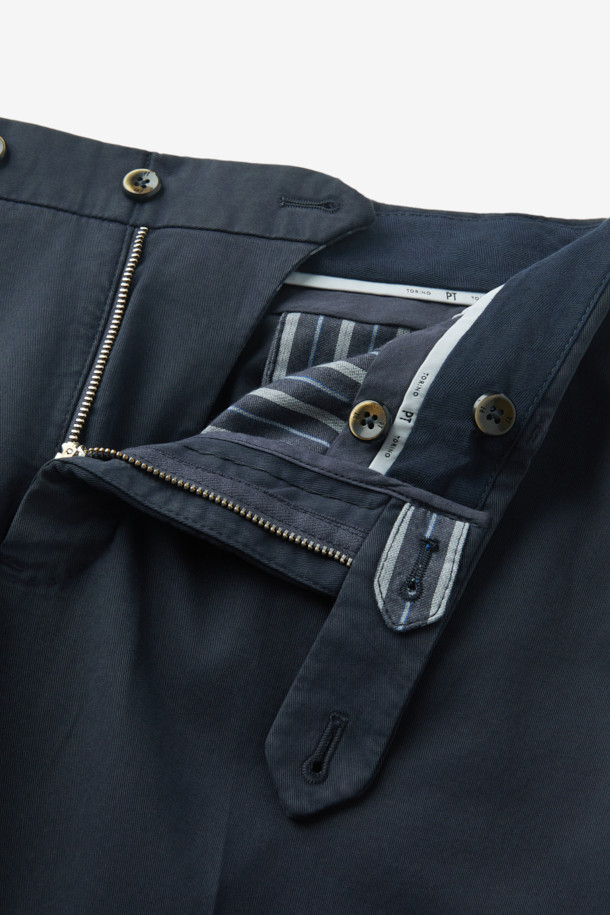 PT 토리노(PT TORINO) 4시즌 코튼 치노 팬츠는 남성용 바지로, 사계절 내내 활용 가능한 실용적인 아이템입니다. 네이비 컬러의 무지 디자인으로, 출근룩과 비즈니스 캐주얼, 그리고 클래식, 미니멀, 캐주얼 스타일을 모두 아우르는 폭넓은 TPO에 적합합니다. 슬림핏 디자인으로 시크한 실루엣을 연출하며, 면 소재 특유의 편안한 착용감을 선사합니다. 

특히 마찰과 땀이 많은 가랑이 부분에 덧댐 안감을 적용하여 내구성을 높였으며, 수선을 고려한 시접 가름 작업으로 섬세함을 더했습니다. 신축성 있는 소재로 활동성을 보장하며, 4계절 내내 세련된 스타일을 유지할 수 있는 필수 아이템입니다.
