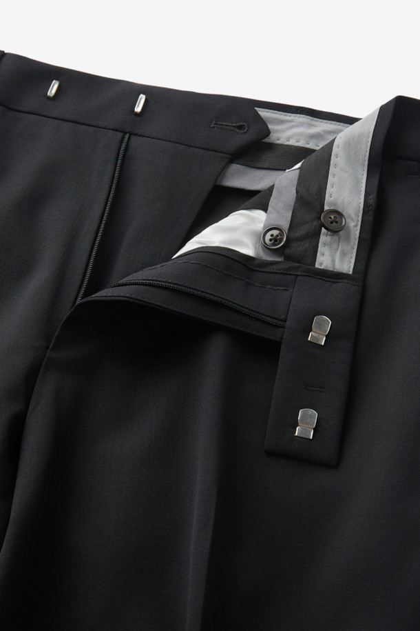 PT 토리노(PT TORINO) 울 바이 스트레치 슬랙스는 남성용 슬림핏 슬랙스로, 클래식하고 미니멀한 스타일을 추구하는 분들께 적합합니다. 블랙 컬러의 무지 디자인으로, 오피스룩, 비즈니스 캐주얼, 모임룩 등 다양한 TPO에 활용할 수 있습니다. 부드러운 촉감의 울 소재와 스트레치 기능으로 편안한 착용감을 선사하며, 사계절 내내 활용 가능합니다. 얇은 두께감으로 제작되었으며, 마찰과 땀에 취약한 가랑이 부분에는 덧댐 안감을 사용하여 내구성을 높였습니다. 수선을 고려한 시접 가름 작업으로 섬세함을 더했습니다.
