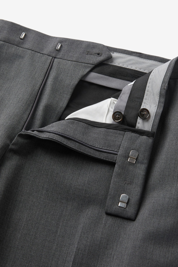 PT 토리노 울 바이 스트레치 슬랙스는 남성용 슬림핏 슬랙스로, 가을과 겨울에 적합합니다. 고급스러운 울 소재에 스트레치 기능이 더해져 편안하면서도 활동적인 착용감을 제공합니다. 차분하고 세련된 그레이 컬러의 무지 디자인으로, 오피스룩 및 비즈니스 캐주얼에 활용하기 좋습니다. 가랑이 부분에 덧댐 안감을 적용하여 내구성을 높였으며, 수선 여유분을 설계하여 실용성을 더했습니다. 클래식, 미니멀, 시크 스타일을 추구하는 남성에게 제격입니다.
