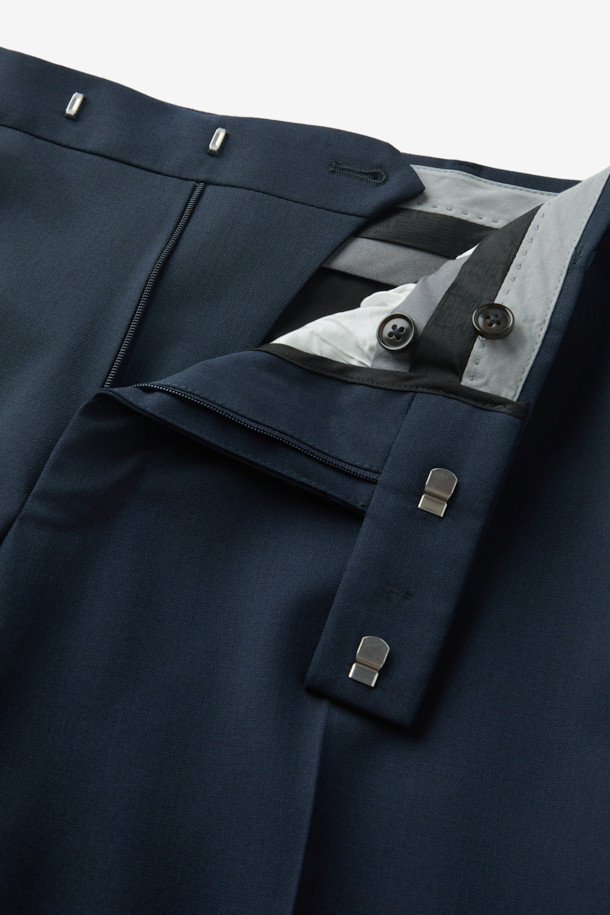 PT 토리노(PT TORINO) 울 바이 스트레치 슬랙스는 가을, 겨울 시즌을 위한 남성용 슬림핏 슬랙스입니다. 고급스러운 네이비 컬러의 무지 디자인으로, 클래식하고 베이직한 스타일을 연출합니다. 울 소재와 엘라스틴의 혼방으로 부드러운 촉감과 뛰어난 신축성을 제공하며, 편안한 착용감을 선사합니다. 오피스룩, 비즈니스 캐주얼, 출근룩 등 다양한 TPO에 활용 가능하며, 마찰이 잦은 가랑이 부분에 덧댐 안감을 적용하여 내구성을 높였습니다. 수선을 고려한 시접 가름 작업으로 실용성을 더한, 미니멀하고 시크한 스타일의 슬랙스입니다.
