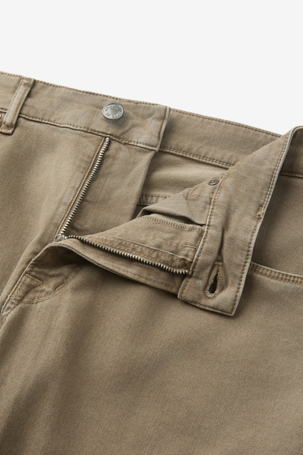 PT 토리노(PT TORINO) 5포켓 데님은 베이직하고 캐주얼한 스타일을 연출하는 남성용 데님 팬츠입니다. 사계절 모두 착용 가능하며, 출근룩이나 비즈니스 캐주얼에도 잘 어울립니다. 레귤러핏과 스트레이트 핏으로 제작되어 편안한 착용감을 제공하며, 무지 디자인으로 다양한 상의와 손쉽게 매치할 수 있습니다. 면과 데님 소재를 사용하여 내구성과 활동성을 높였으며, 5포켓 디자인으로 실용성을 더했습니다. 미니멀하고 클래식한 스타일을 선호하는 분들께 추천합니다.
